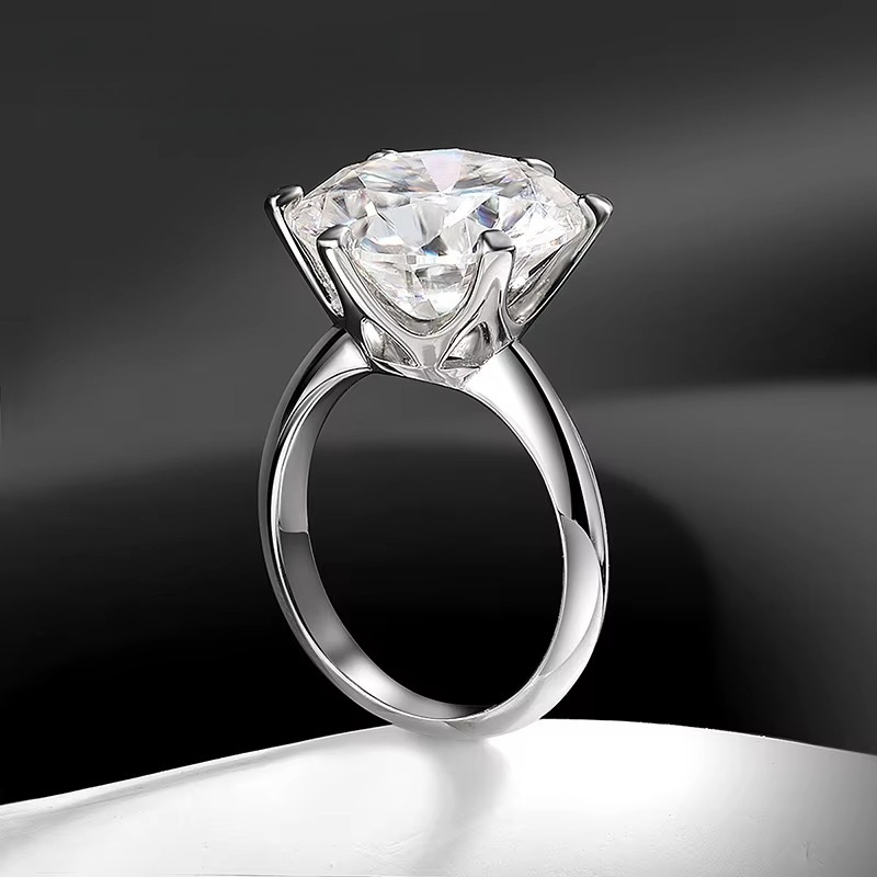 Women's 0.5/1/2/3/5/10 Carat Exquisite White Moissanite Six-Clawed Ring